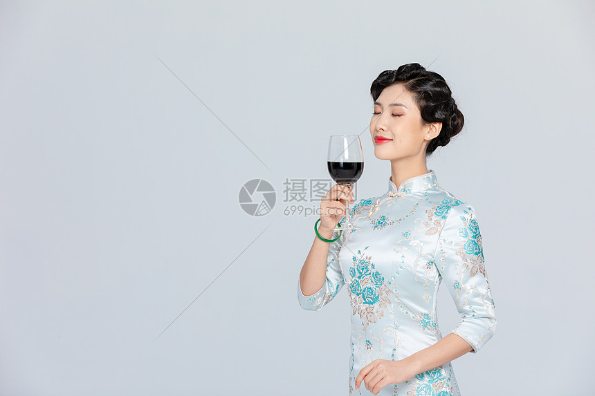 旗袍女性拿红酒图片