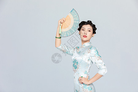 中国风旗袍优雅美女拿扇子图片素材