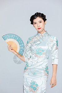 中国风旗袍优雅美女拿扇子背景图片
