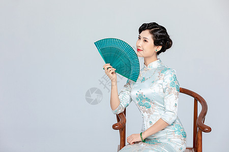 中国风旗袍女性拿扇子背景图片