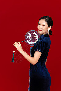 中国风旗袍美女拿扇子图片