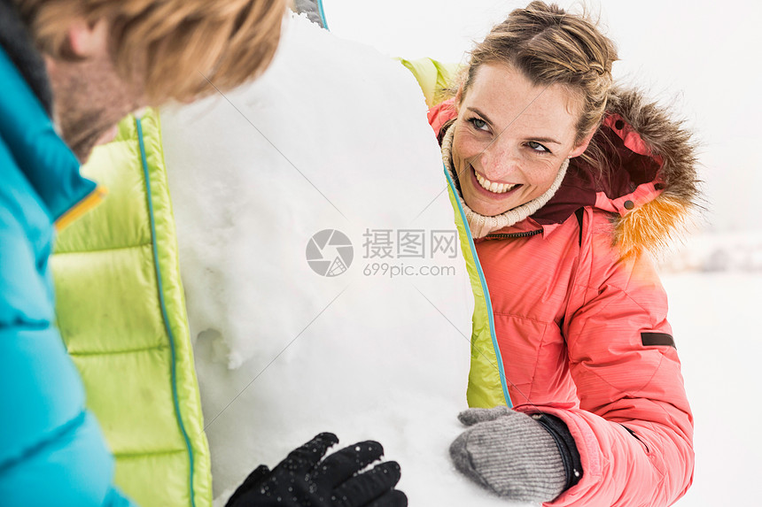 在雪地里玩耍的一对夫妇图片