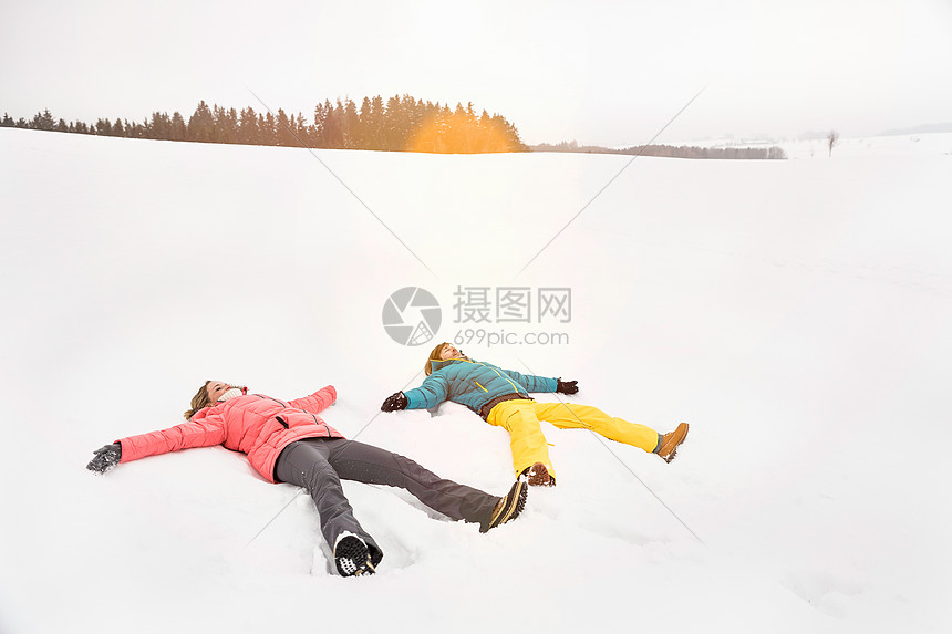 躺在雪地里的夫妇图片