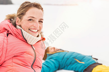 在雪地里玩耍女人对着镜头微笑图片
