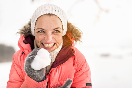 拿着雪球的女人笑着图片