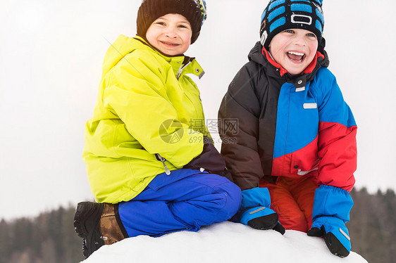 两个穿冬衣的男孩图片