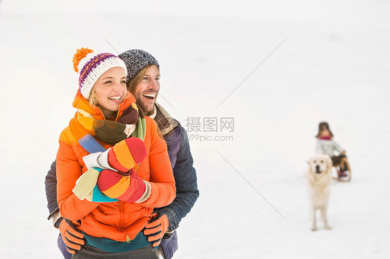 下雪天的情侣图片