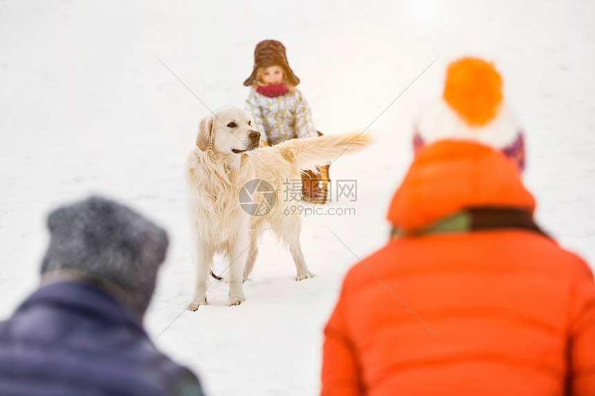 雪景中的父母与女儿图片