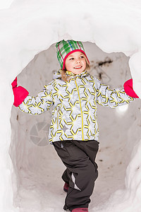 穿着冬衣站在雪屋里的女孩图片
