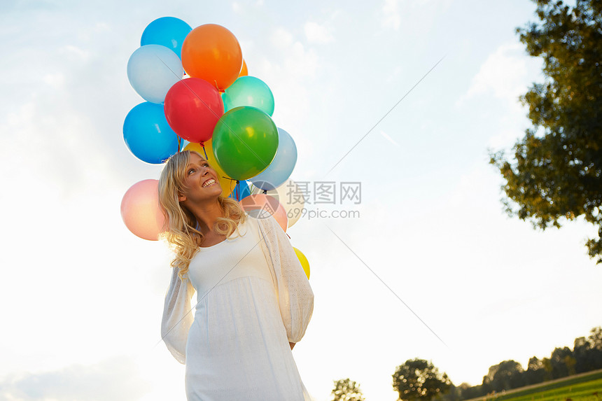 日落时分带着气球的女孩图片