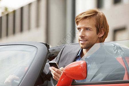 在电动汽车里打电话的商人图片