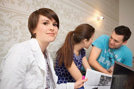 外国学生在咖啡馆学习的学生背景
