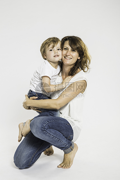 画室中成年妇女与儿子一起蹲下的肖像图片