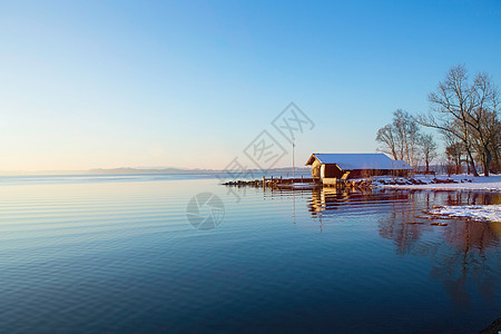 雪景静谧的乡村湖泊图片
