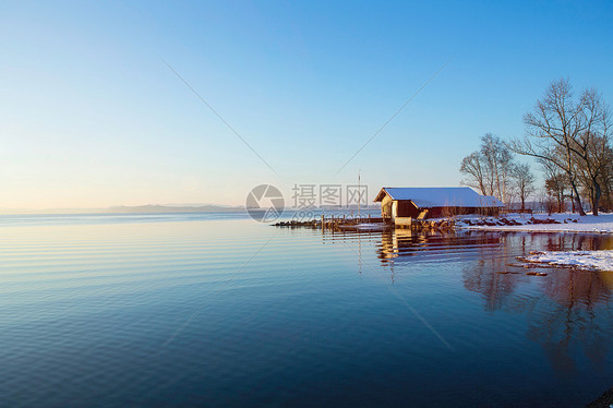 雪景静谧的乡村湖泊图片
