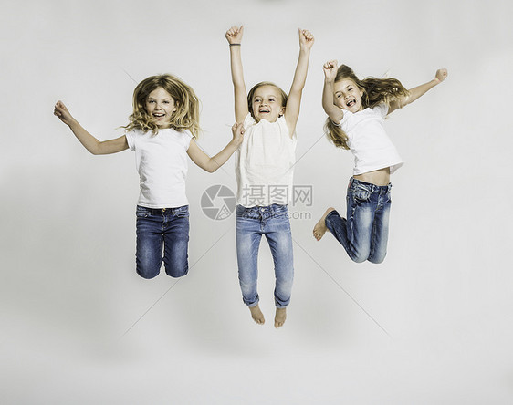 三个女孩在空中跳跃的摄影棚肖像图片