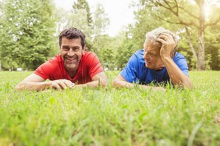 两个男人在运动后在草地上放松图片