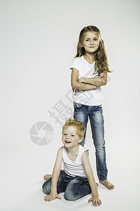 男孩和妹妹的工作室肖像图片