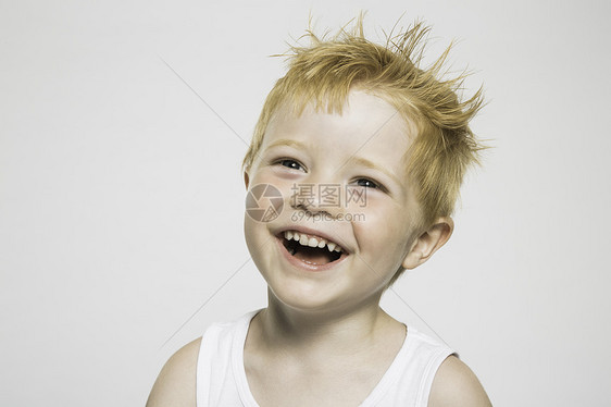 姜黄色头发的可爱男孩的工作室肖像图片