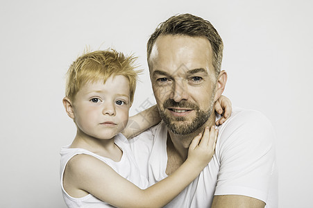 男孩抱着他父亲的画室肖像图片