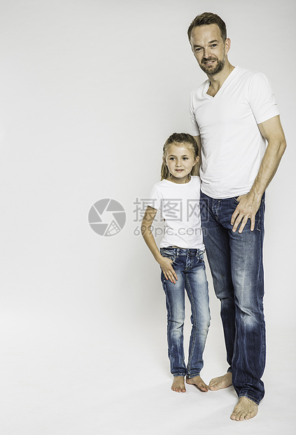 女孩和成熟父亲的工作室肖像图片