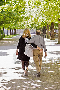 老夫妇一起在公园散步图片