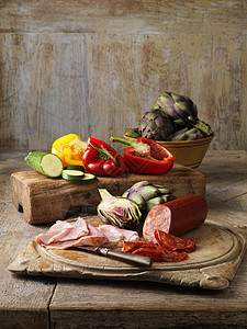 木板上的蔬菜和肉类图片