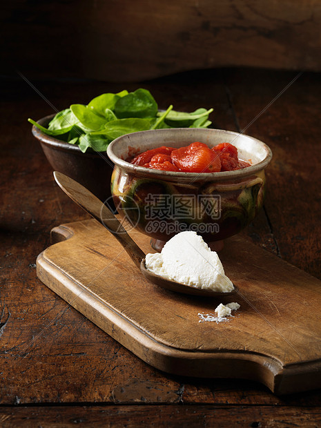 番茄奶酪和菠菜罐头图片