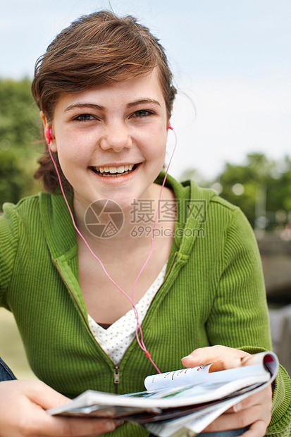 听歌阅读的年轻女孩图片