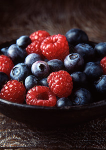 一碗蓝莓和草莓图片