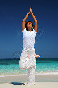 巴哈马拿骚天堂岛海滩的年轻女子图片
