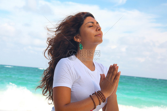 在海滩天堂岛拿骚巴哈马冥想的女性图片