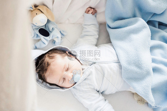 睡在童床上的男婴图片