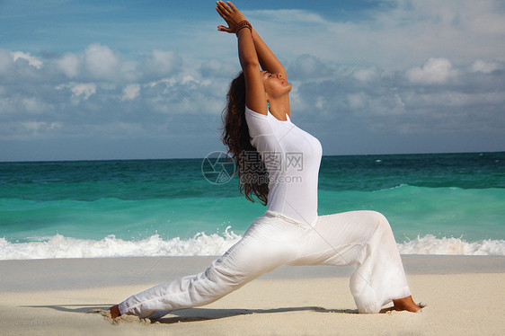 巴哈马拿骚天堂岛海滩上做瑜伽图片