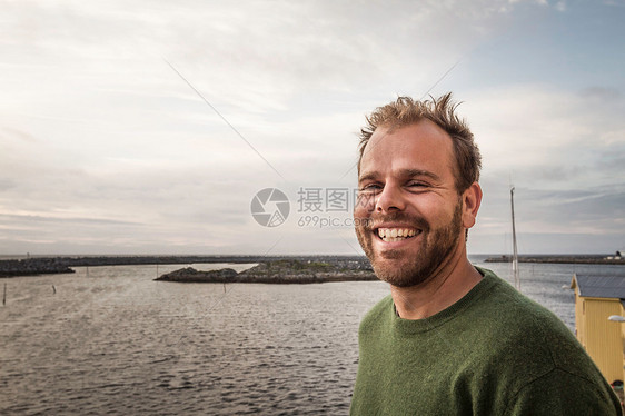 挪威安第斯微笑男子肖像图片