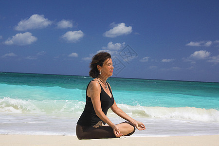 巴哈马拿骚天堂岛海滩的成熟女人图片