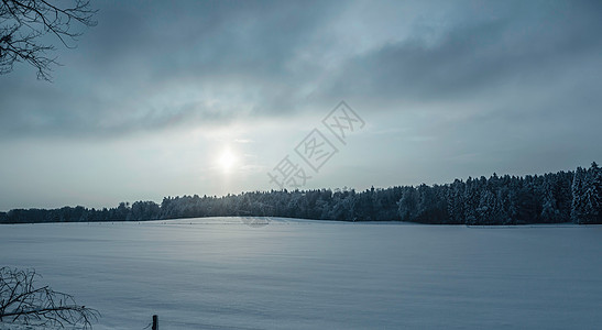雪后巴伐利亚德国拜仁冷格里斯冬季景观上的阳光背景