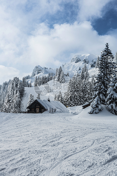 德国拜仁冷格里斯冬日景观冰雪覆盖的小屋图片