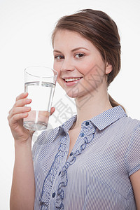 拿着一杯水的年轻妇女图片
