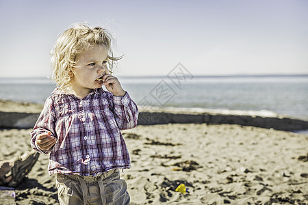 美国华盛顿汤森港海滩上的女婴图片