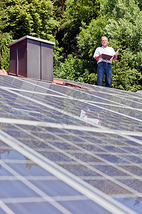 站在太阳能板屋顶上的人图片