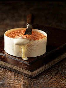 融化的伊普斯奶酪的静物图片