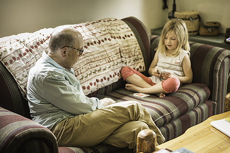 爷爷孙女在沙发上打牌图片