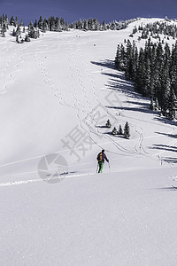 德国斯皮津西，一名男子在冰雪覆盖的山上滑雪图片