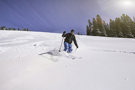 德国斯皮津西男子滑雪下坡图片