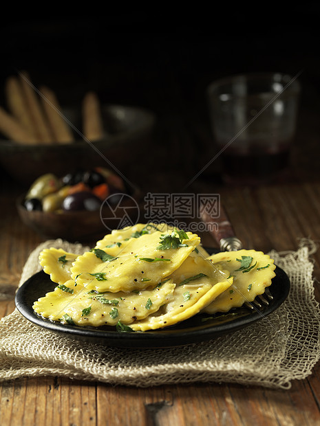 奶油南瓜饺配香草配菜图片