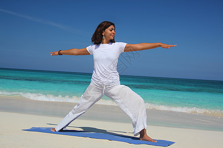 做瑜伽武士姿势的年轻女子，天堂岛，拿骚，巴哈马图片