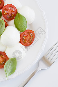 马苏里拉西红柿和罗勒图片