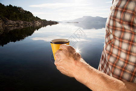 在海边和山上喝咖啡的人图片