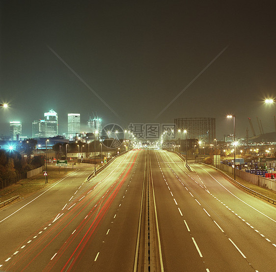 夜间通往城市景观的道路图片